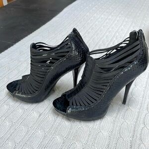 Carlos Santana black stiletto peek toe boots. Sz 6 Back zipper 4.5” heel.